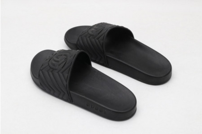 G*u*i slippers all black
